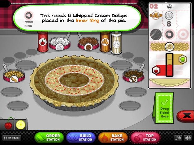 焼き上がったパイに美味しそうなトッピングを施す